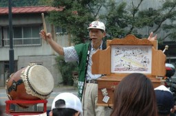 旧官営富岡製糸場の紙芝居を演じる今井さん