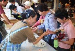 試食する製糸場見学者