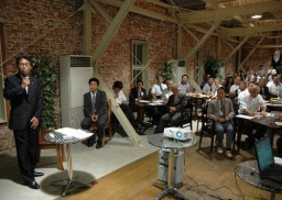 視察結果を報告する亀山市長
