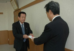 前橋青果は、富岡市役所で製糸場を所管する同市に現金20万円を寄付した