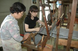 手織り体験を楽しむ参加者
