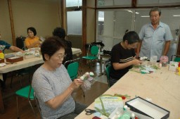 コサージュ作りを楽しむ参加者
