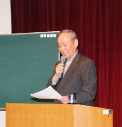 富岡製糸場について解説する築比地さん