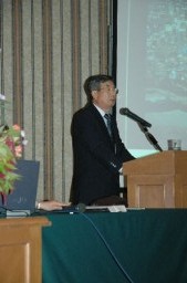 旧官営富岡製糸場について説明する今井所長