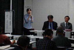 来場者からの質問に答える講師の3人