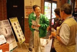 富岡製糸場の説明をする伝道師