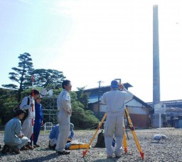 煙突の高さを測る国土交通大学校の関係者ら