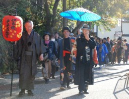 温泉街を着物姿などで練り歩く参加者たち