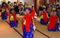 「月影の舞」を奉納する女児たち