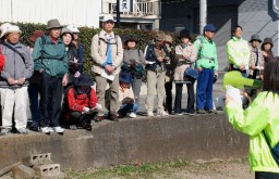 古墳群の説明を聞く市民