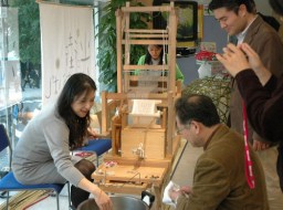 繭から織物ができるまでの実演コーナー