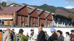 旧金谷レース工場でのこぎり屋根の説明を聞く参加者=桐生市東久方町