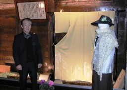 オープンした天蚕の資料館と登坂さん