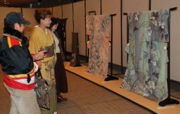繊細な友禅染の世界を楽しむ来場者ら