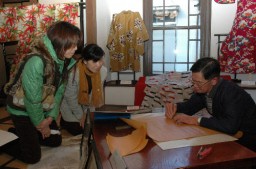 熟練の技に見入る来場者