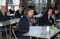 手掛けるプロジェクトを説明する日比野さん(左)