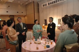 新年のあいさつを交わす出席者たち