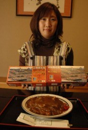 富岡製糸場を訪れる観光客らに好評なカレー(右)とハヤシ