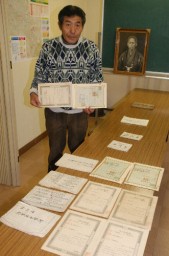 金洞組などの株券を示す飯嶋さん