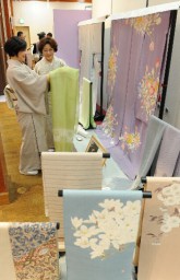 会場に華を添える友禅染の着物や帯