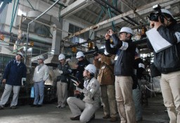 繰糸場で研修する若手技術者たち