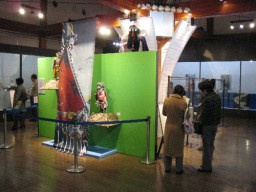 辻村さんの作品に見入る来場者