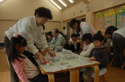 ウシの繭クラフトに取り組む園児