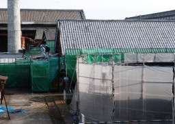 修理が進む鉄水槽(手前)と旧蒸気釜所