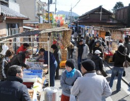 会話を楽しみながら買い物をする人たち