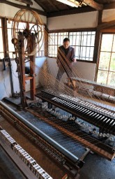 お召しに用いる強撚糸を作る八丁撚糸機=森秀織物