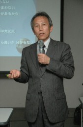講演する宝田さん