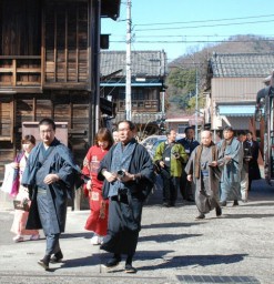 和服で桐生市内を見学する参加者たち