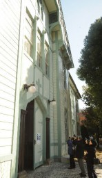 群大工学部同窓記念会館へカメラを向ける参加者