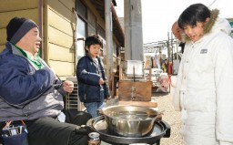 真っ白な絹糸に見入る人たち