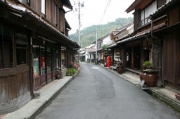 松場さんが空き家に手を加え、昔ながらの街並みに戻った一角