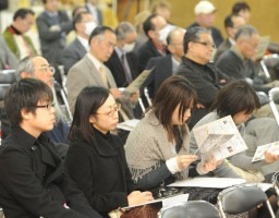 真剣な表情でパネリストの話を聞く来場者