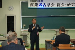 蚕供養の読経をする住職ら