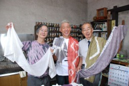 染める前のストール(左)と染色したストール
