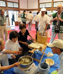 桑くれを行う子供たち