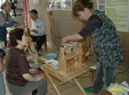 桑くれを行う子供たち