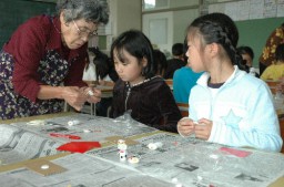 繭でネコの親子を作る児童たち