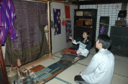 着物のリサイクルにスポットを当てた銘仙展