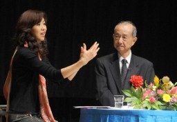 世界遺産と産業遺産について語り合う須田さん(右)と城戸さん