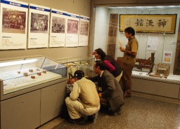 多くの高山社の関連資料を集めた企画展会場