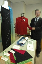 純国産絹製品をアピールする高木会長