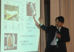 蚕の基本特性を説明する河原教授