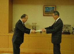 茂原副知事に報告書を手渡す村上座長(右)