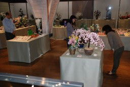 カラフルな花や人形など繭クラフト作品が並んだ会場