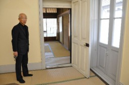 検査人館2階の和室。白いドアとの対比が何とも奇妙だ