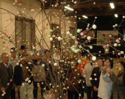 小正月の風習を伝える製糸場内の繭玉飾り